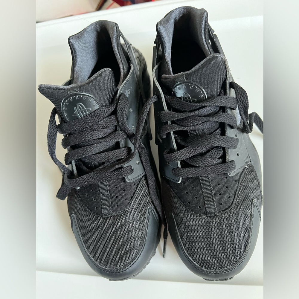 Gently Used Youth NIKE AIR HUARACHE